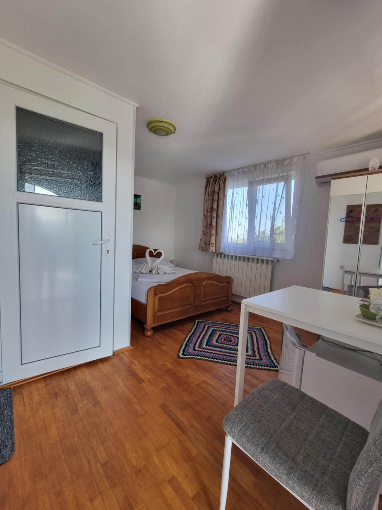 Casa Cu Trandafiri * מוריגיול